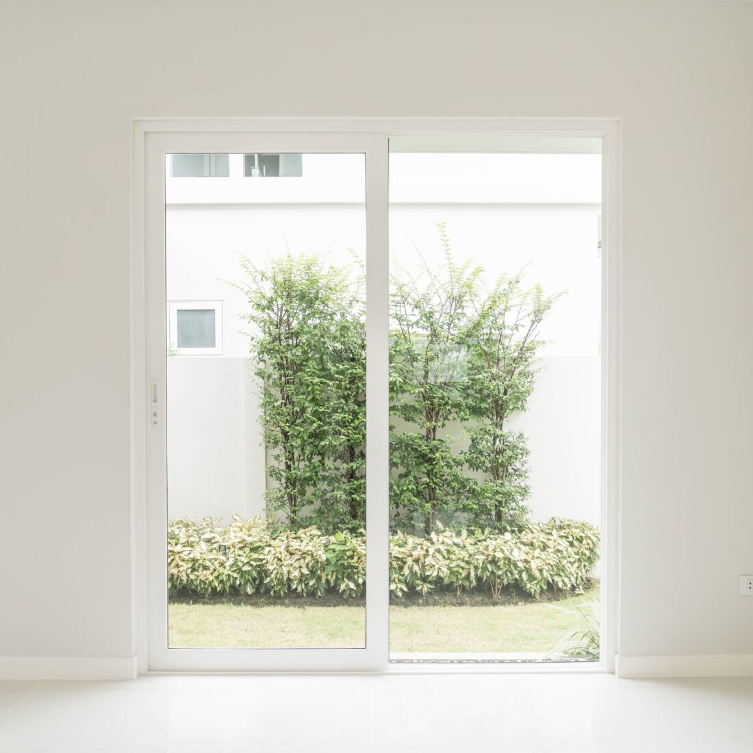 porta-vuota-nel-salotto-sfondo-interno (1)
